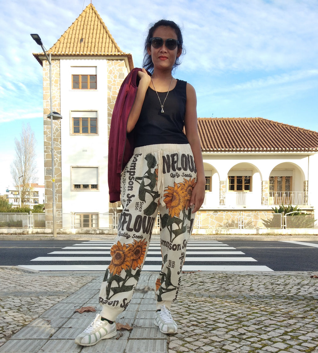 Calça jogger com estampado de girassol